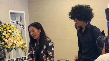 Tangis Dewi Lestari Pecah di Depan Jenazah Sang Ayah