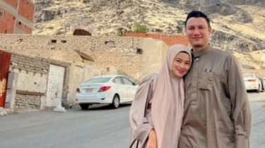 Dampingi Titi Kamal Umrah, Christian Sugiono Ngopi di Pelataran Masjidil Haram: Netizen Yakin Sudah Mualaf karena Ini