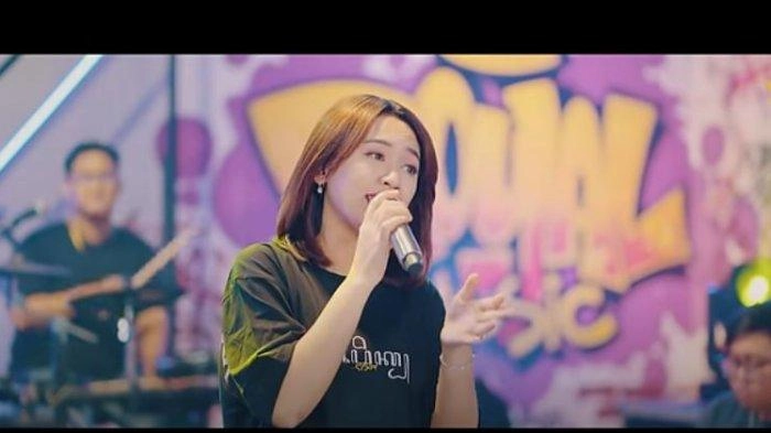 Lirik dan Terjemahan Lagu Anak Wedok - Happy Asmara: Kulo Niki Tiang Setri Banting Tulang Isuk Bengi