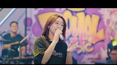 Lirik dan Terjemahan Lagu Anak Wedok - Happy Asmara: Kulo Niki Tiang Setri Banting Tulang Isuk Bengi