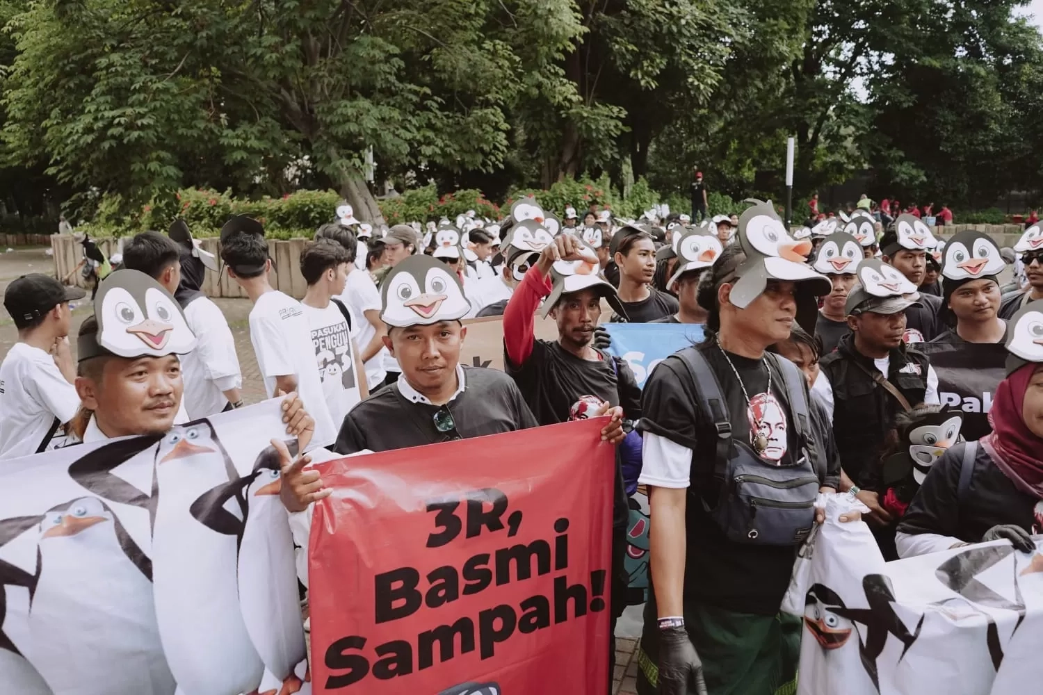 Bersihkan GBK Demi Jalankan Pesan Ganjar Pranowo Soal Menjaga Kelestarian Bumi