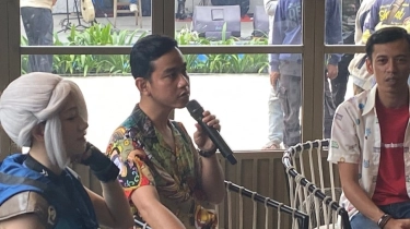 Disentil Kiky Saputri Bisa Maju Cawapres Gegara Anak Presiden, Ekspresi Gibran Jadi Sorotan