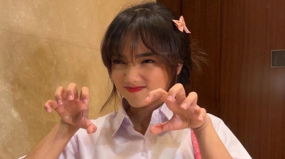 Fuji Pakai Kacamata 'Kepotek' Harga Rp 4 Juta, Warganet Merasa Kena Prank