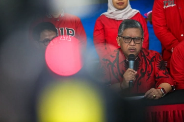 Hasto Sebut Ada Paket Bansos yang Ditimbun di Kantor DPD Partai Golkar