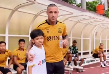 Radja Nainggolan Hadiri Grassroot Football Day Bhayangkara Presisi Indonesia FC