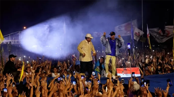 Sambil Hujan-hujanan, Prabowo Joget Bareng 80 Ribu Masyarakat Manado