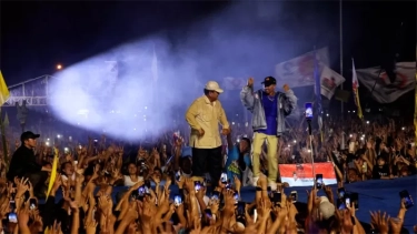 Sambil Hujan-hujanan, Prabowo Joget Bareng 80 Ribu Masyarakat Manado