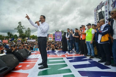 Baca Roastingan, Anies: Abah, Jangan Nyanyi, Suara Abah Jelek, Jadi Presiden Aja