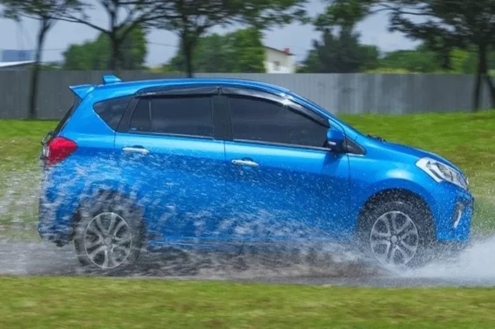 Waspada Cuaca Ekstrem, Simak Tips Berkendara Mobil yang Benara Saat Hujan