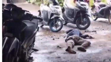 Pacarnya Dibonceng Pria Lain, Pemuda Ini Nangis Guling-Guling di Depan Warung