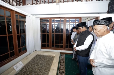 Berkunjung ke Sukabumi, Mahfud MD Ziarah ke Makam Mama Bintang Pendiri Ponpes Al-Hasaniyyah Cicurug