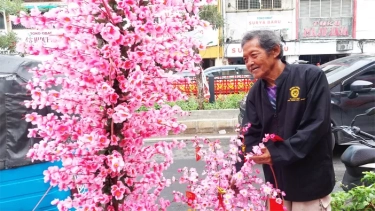 Kisah Aning, Pengrajin Bunga Mei Hwa di Glodok yang Banjir Orderan Menjelang Imlek 2024
