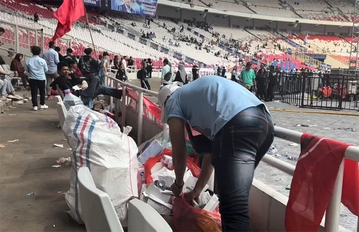 Pendukung Prabowo-Gibran Inisiatif Bersihkan Sampah usai Kampanye di GBK: Panggilan Hati