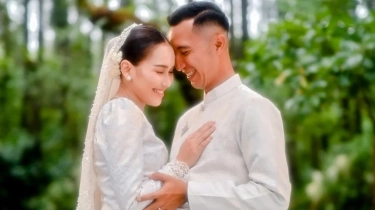 Bikin Salfok, Begini Penampilan Calon Ibu Mertua Ayu Ting Ting saat Acara Lamaran
