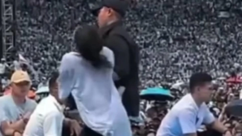 Gercep! Begini Aksi Sigap Mayor Teddy Bopong Seorang Perempuan Pingsan saat Kampanye Akbar Prabowo-Gibran