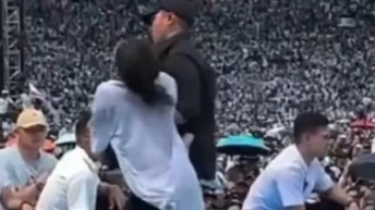 Gercep! Begini Aksi Sigap Mayor Teddy Bopong Seorang Perempuan Pingsan saat Kampanye Akbar Prabowo-Gibran
