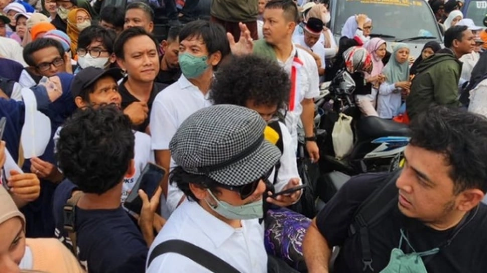 Penuh Perjuangan! Rian D'Masiv Jalan Kaki 5 Km Menuju Kampanya Akbar Anies-Muhaimin di JIS