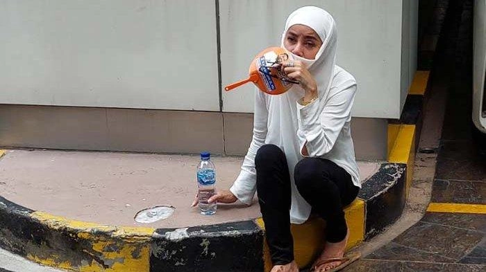 Olla Ramlan Terduduk Lemas, Nyaris Pingsan Saat Ikut Kampanye Akbar Anies-Cak Imin di JIS