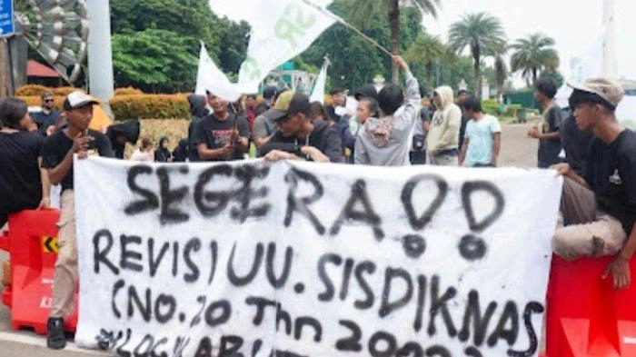 Koalisi Sipil Ajukan Judicial Review UU Sisdiknas ke MK Terkait Makan dan Minum Susu Gratis
