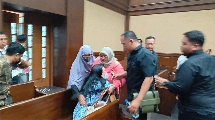 Dengar Tuntutan Suaminya, Istri Dadan Tri Yudianto Histeris di Ruang Sidang