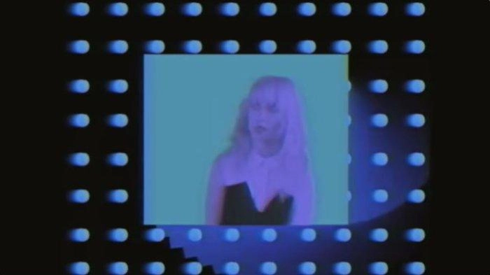 Lirik Lagu dan Terjemahan Caught In The Middle - Paramore: I Can Sabotage Me By Myself