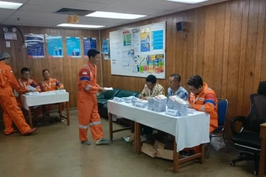 Agak Lain, Para WNI ini 'Nyoblos' di Lepas Pantai, Intip Keseruan Pekerja Migas Salurkan Hak Suara Mereka