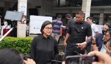 Berbusana Kasual, Sri Mulyani Gunakan Hak Suara di TPS 073 Bintaro Ditemani dengan Suami