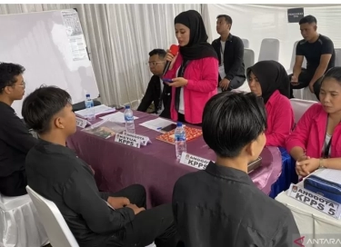 Coblosan Bareng Valentine's Day, Petugas KPPS 066 Cilandak Pakai Seragam Serbapink