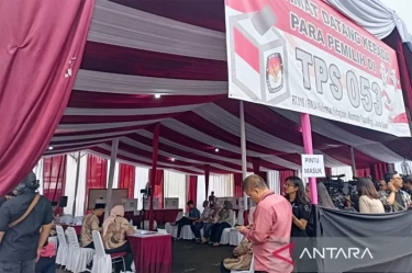 Hujan Tak Halangi Niat Warga Memilih di TPS Tempat Megawati 