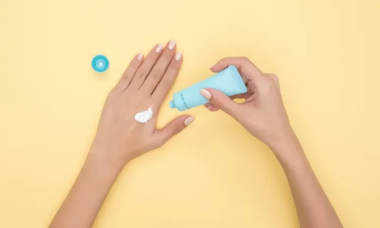 Kulit Lebih Berminyak, Pria Disarankan Gunakan Tabir Surya Tekstur Gel