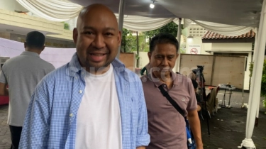 Gestur Didit Prabowo Nyoblos Satu TPS Bareng Keluarga Cendana, Kenakan Kemeja Biru Kotak-kotak Lalu Pamer Kelingking