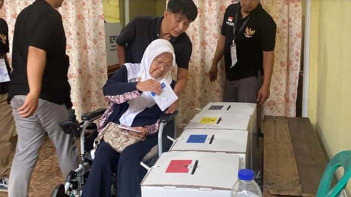 Bunda Iffet Ikut Nyoblos, Datang ke TPS Pakai Kursi Roda