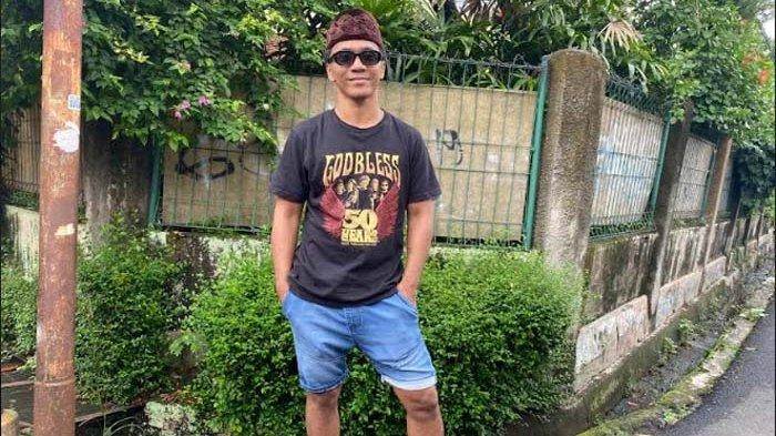 Gaya Santai Kaka Slank Saat Nyoblos di TPS, Pakai Celana Pendek dan Sendal Jepit