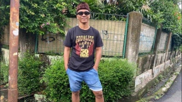 Gaya Santai Kaka Slank Saat Nyoblos di TPS, Pakai Celana Pendek dan Sendal Jepit