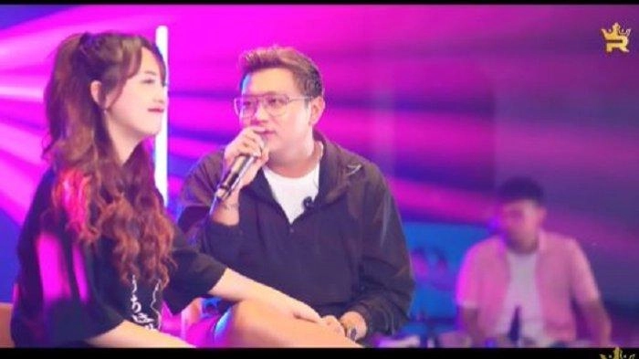 Lirik Lagu dan Terjemahan 'Tak Tunggu Balimu' - Happy Asmara ft Denny Caknan: Kau Tahu Diriku