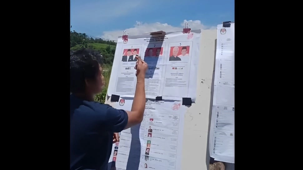Momen Pendukung Lindungi Gambar Prabowo-Gibran dari Sengatan Matahari di TPS