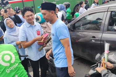 Prabowo-Gibran Menang Quick Count, TKN Bagikan Cokelat dan Bunga untuk Warga