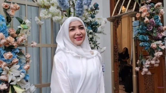 Roro Fitria Akui Sudah Punya Pasangan Baru, Dapat Kado Cincin Berlian di Hari Valentine