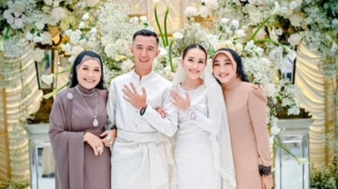 Umi Kalsum Doakan Ayu Ting Ting dan Muhammad Fardana di Depan Ka'bah, Agar Segera Menikah?