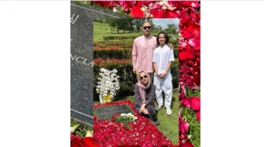 BCL membawakan beberapa tangkai bunga mawar merah dan putih yang kemudian diletakan di bawah batu nisan Ashraf.