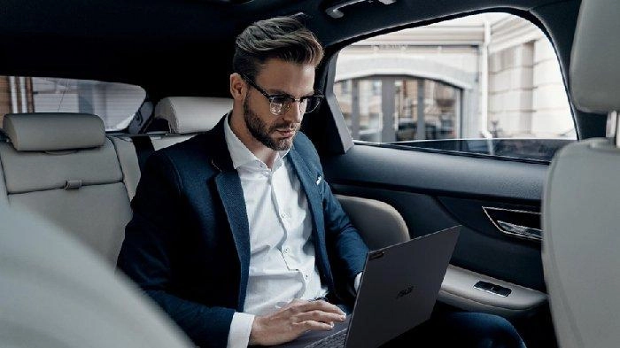 ASUS ExpertBook B9 OLED B9403, Laptop 14 inci Paling Ringan di Dunia untuk Para Eksekutif Bisnis