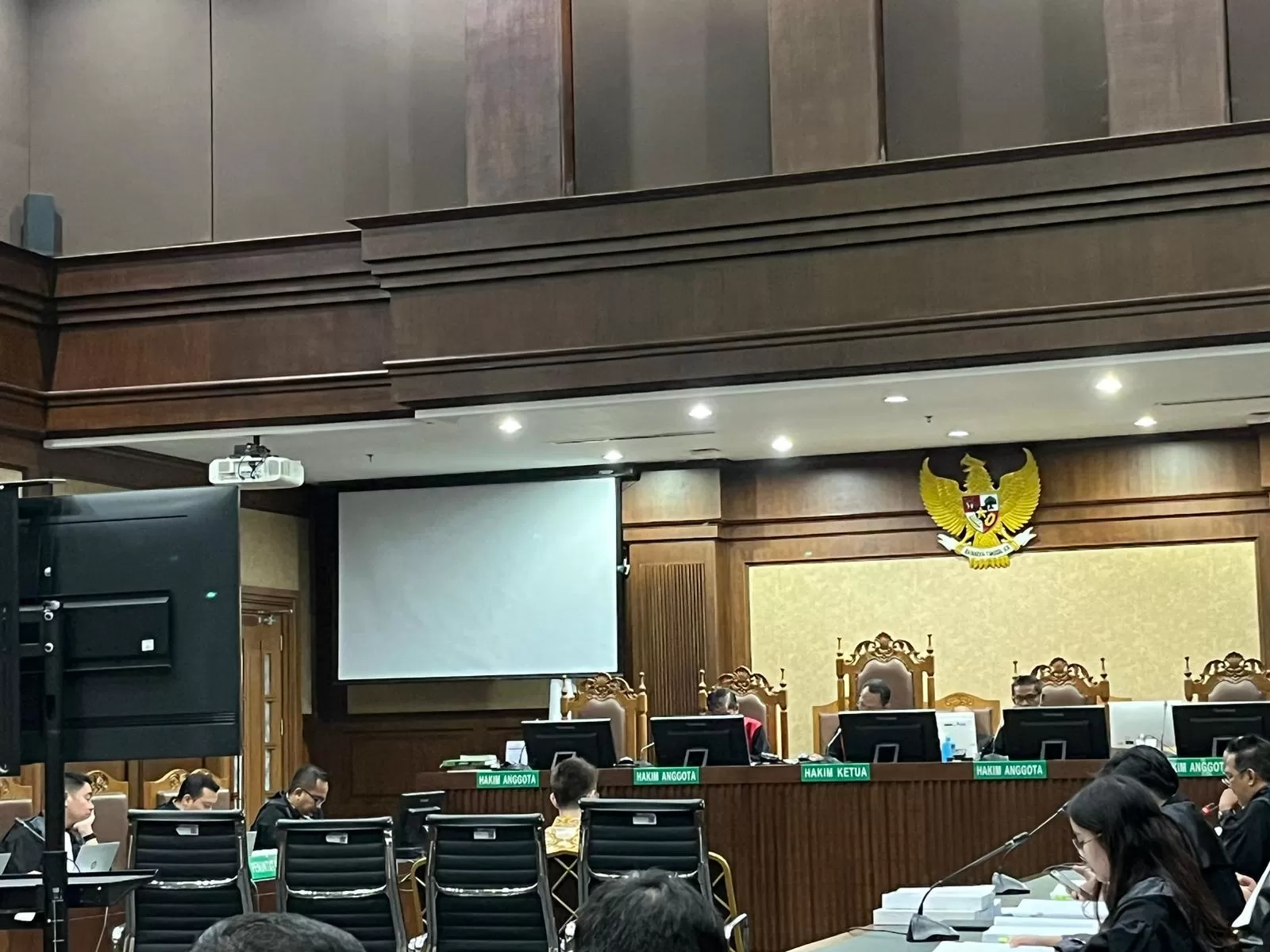 Bacakan Pleidoi, Dadan Tri Yudianto Minta Maaf
