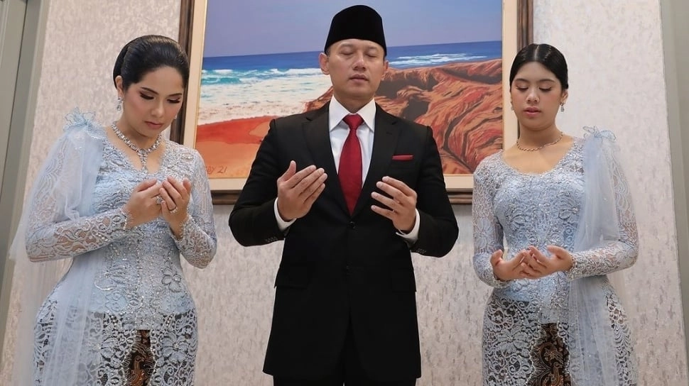 AHY Dilantik Jadi Menteri ATR, Begini Potret Anggun Annisa Pohan dan Almira Kompak Kenakan Kebaya Biru