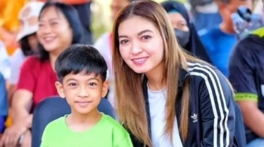 Tak Melulu Barang Branded, Ingat Lagi Gaya Selvi Ananda Momong Jan Ethes Pakai Sandal Jepit