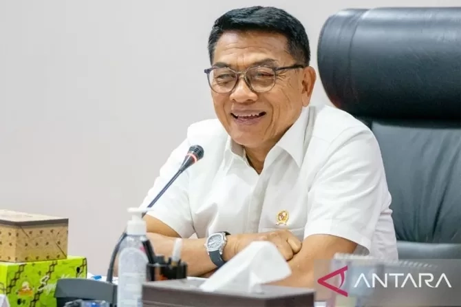 AHY Dilantik Jadi Menteri, Moeldoko Absen, Prabowo Kenakan Pin dengan Pita Merah Putih