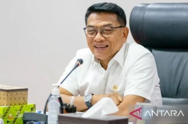 AHY Dilantik Jadi Menteri, Moeldoko Absen, Prabowo Kenakan Pin dengan Pita Merah Putih