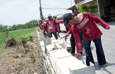 Begini Kerja Satgas DSDABM saat Bangun Tanggul di Pakal Madya dan Tengger Raya Surabaya