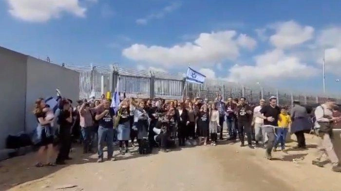 Video Aksi Para Pemukim Israel Bersorak Menghalangi Truk Bantuan Kemanusiaan yang Akan Masuk ke Gaza
