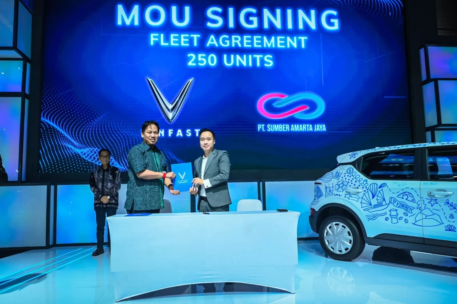 Di IIMS 2024, Ratusan Unit Mobil Listrik VinFast Diborong untuk Armada Taksi