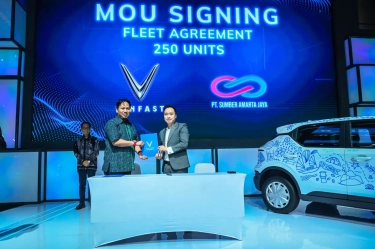 Di IIMS 2024, Ratusan Unit Mobil Listrik VinFast Diborong untuk Armada Taksi